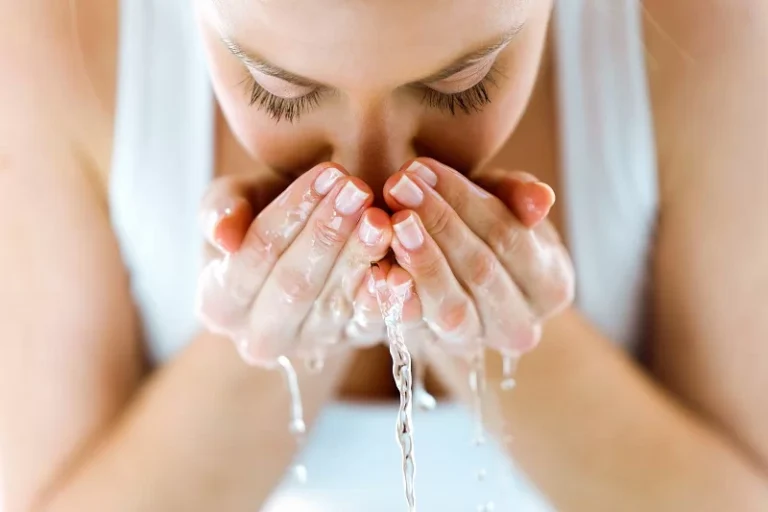 Washing the face after injecting the gel